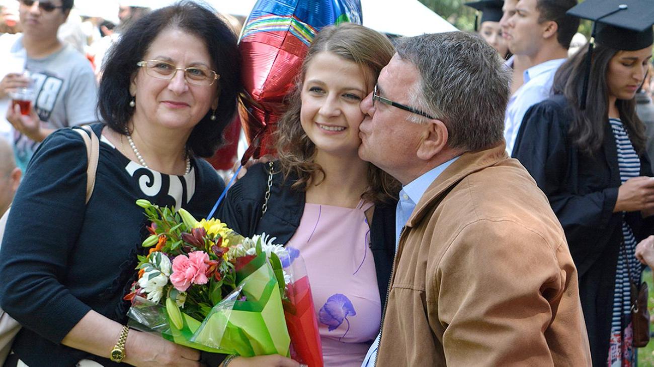 一个幸福的家庭在皇冠体育学院毕业典礼上